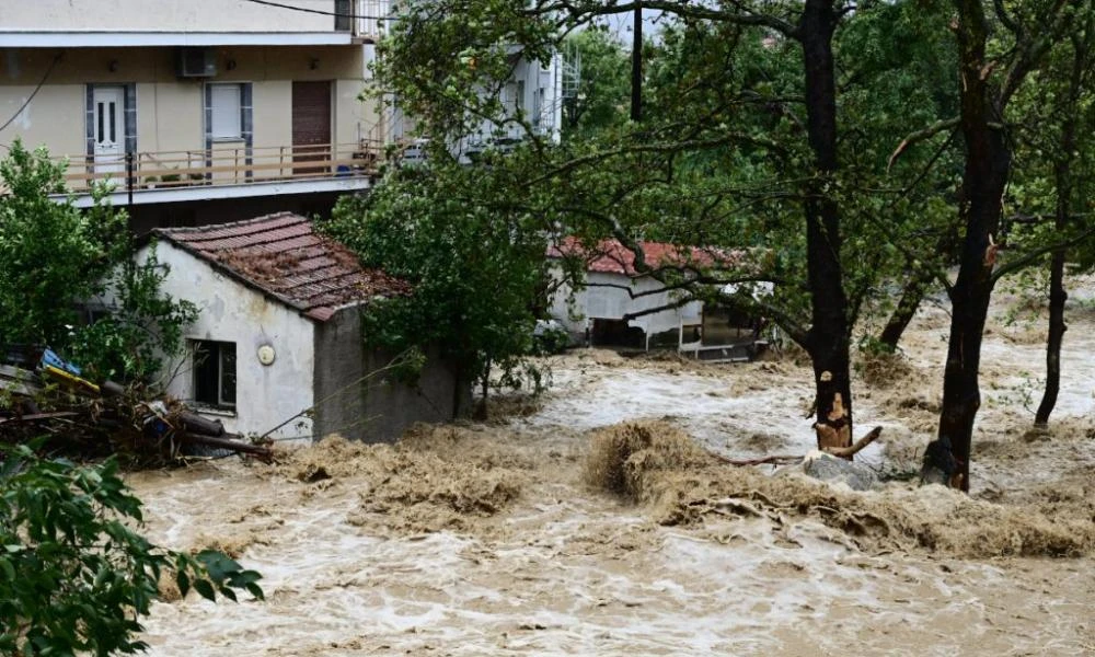 Ο δήμαρχος Σκιάθου βούτηξε στο νερό για να σώσει την αδερφή του